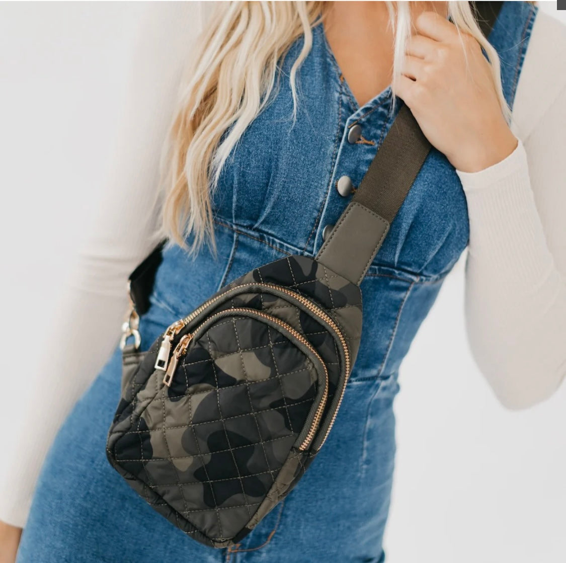 PINELOPE PUFFER SLING BAG